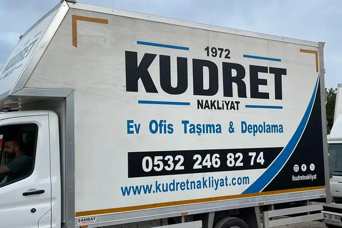 Kudret Nakliyat aracındaki 1972 yazısı